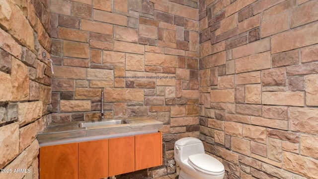 15217 N 15th Dr, Phoenix, AZ 85023 - half bath featuring a sink and toilet