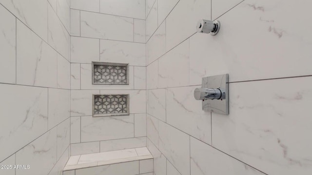 15217 N 15th Dr, Phoenix, AZ 85023 - interior details featuring tiled shower