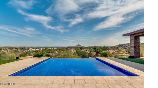 15217 N 15th Dr, Phoenix, AZ 85023 - view of swimming pool featuring an infinity pool, a mountain view, and a patio area
