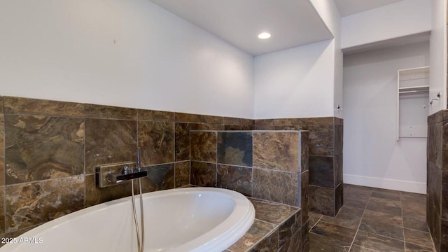 15217 N 15th Dr, Phoenix, AZ 85023 - full bathroom featuring a relaxing tiled tub and baseboards
