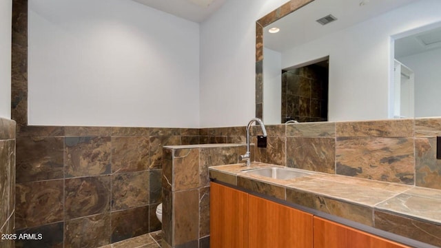 15217 N 15th Dr, Phoenix, AZ 85023 - bathroom with toilet, tile walls, vanity, and visible vents