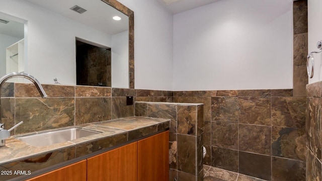 15217 N 15th Dr, Phoenix, AZ 85023 - bathroom with recessed lighting, tile walls, vanity, and visible vents