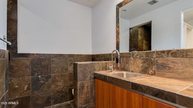 15217 N 15th Dr, Phoenix, AZ 85023 - full bath featuring a tile shower, vanity, and visible vents