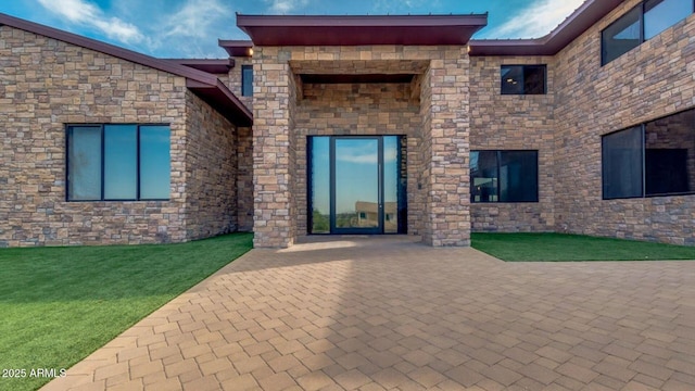 15217 N 15th Dr, Phoenix, AZ 85023 - view of exterior entry featuring a yard and a patio area
