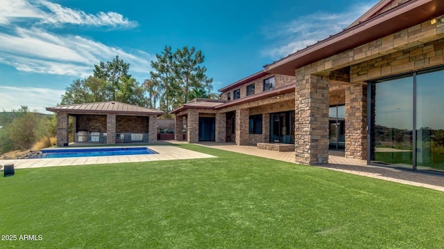 15217 N 15th Dr, Phoenix, AZ 85023 - exterior space with a lawn and a patio area