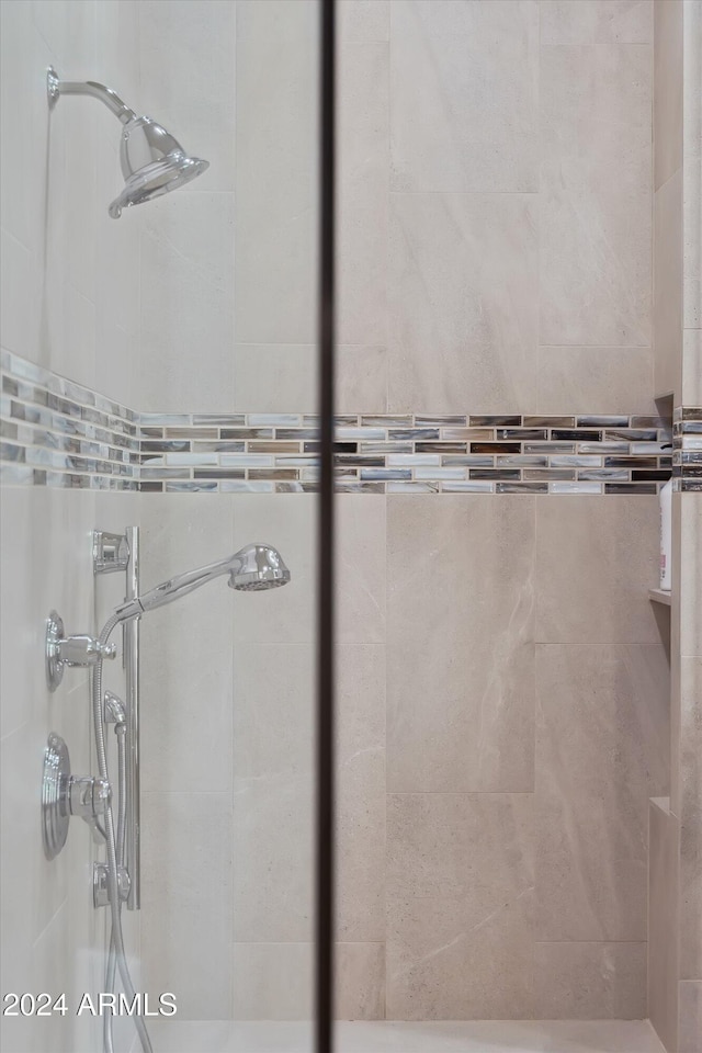 bathroom featuring tiled shower