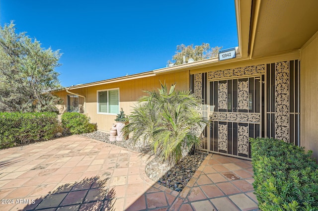 property entrance featuring a patio