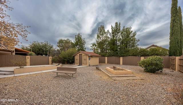 view of yard featuring a storage shed