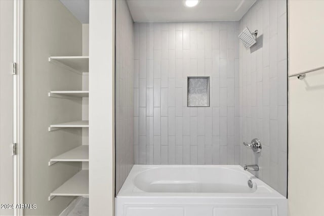 bathroom with tiled shower / bath