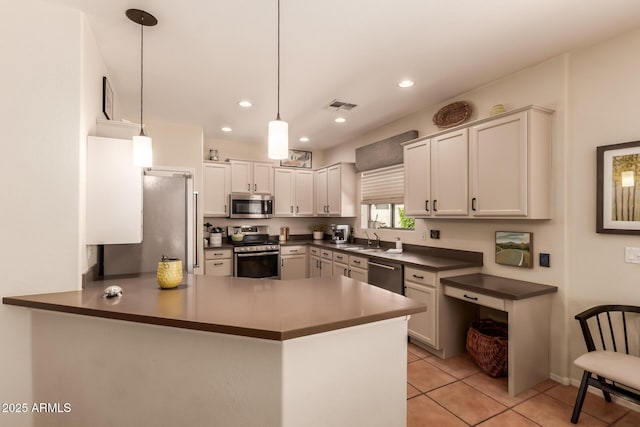 7617 E Desert Honeysuckle Dr, Gold Canyon, AZ 85118 - kitchen featuring appliances with stainless steel finishes, dark countertops, a sink, a peninsula, and light tile patterned floors