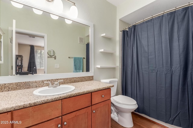 5345 E Van Buren St Unit 258, Phoenix, AZ 85008 - full bath featuring a shower with curtain, vanity, toilet, visible vents, and wood finished floors