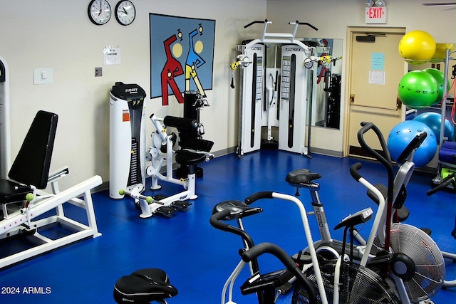 workout area featuring baseboards