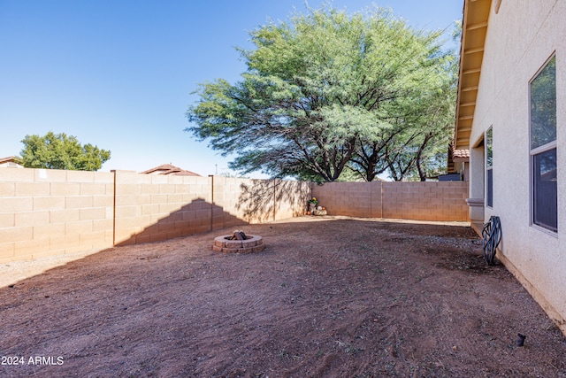 view of yard featuring a fire pit