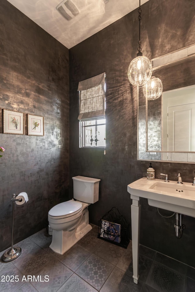 3511 N 39th Pl, Phoenix, AZ 85018 - bathroom featuring toilet, tile patterned flooring, and a sink