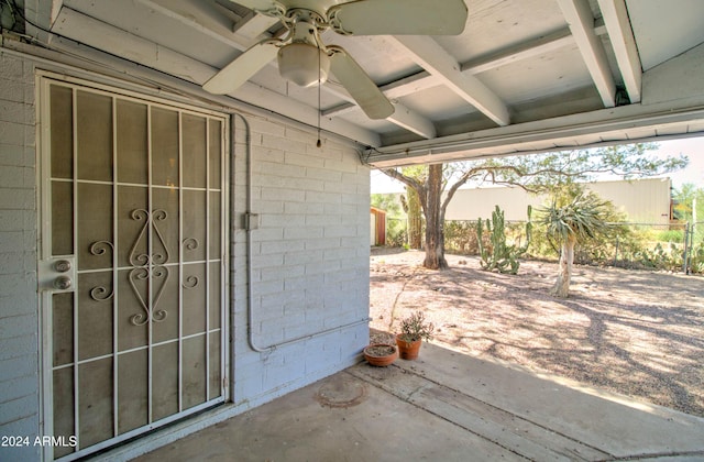 property entrance featuring ceiling fan