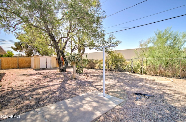 view of yard featuring a storage shed