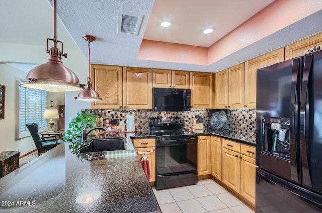 kitchen with a raised ceiling, visible vents, decorative backsplash, a sink, and black appliances