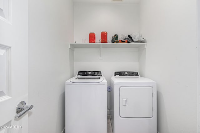 laundry room with washing machine and dryer