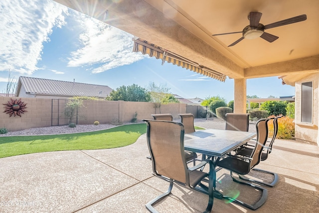 view of patio / terrace with outdoor dining area, a fenced backyard, and a ceiling fan