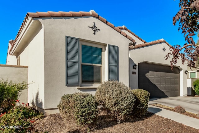 view of front facade featuring a garage