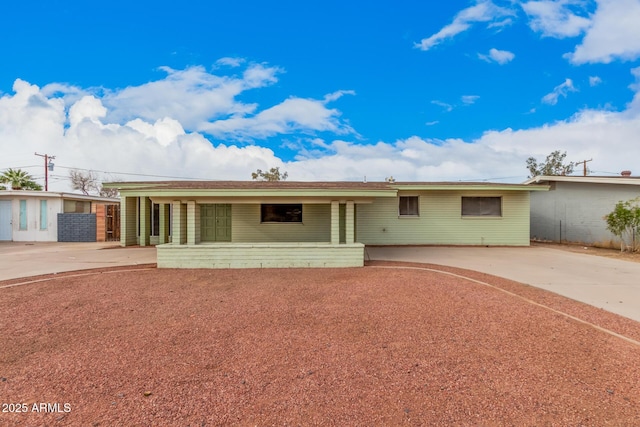 single story home featuring driveway