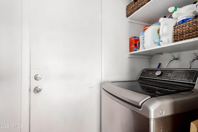 clothes washing area with washer / clothes dryer and laundry area