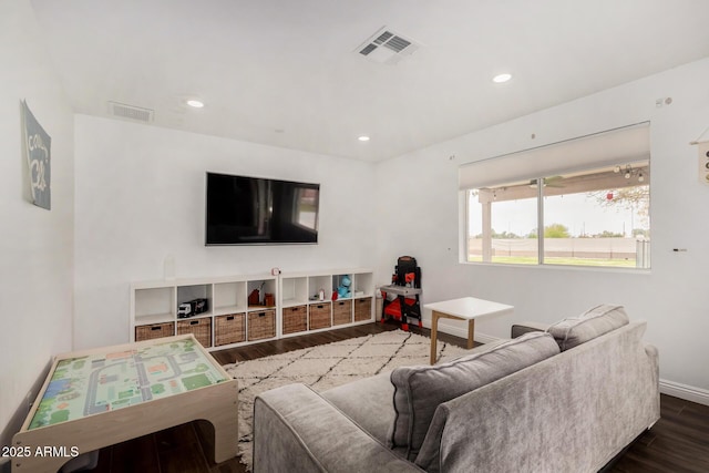 living room featuring recessed lighting, visible vents, baseboards, and wood finished floors