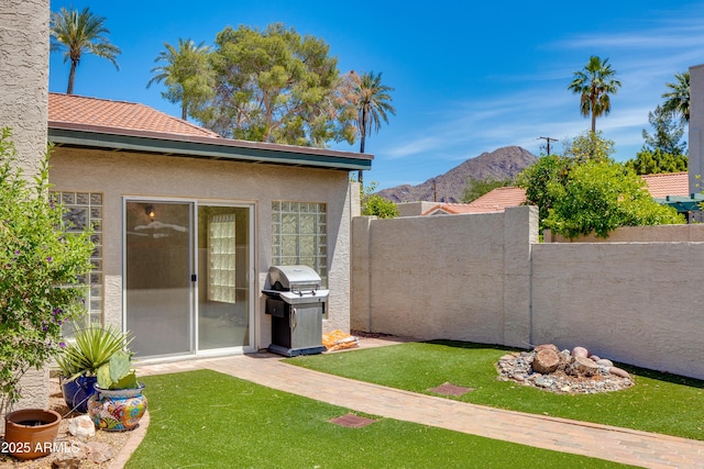 view of yard featuring a mountain view