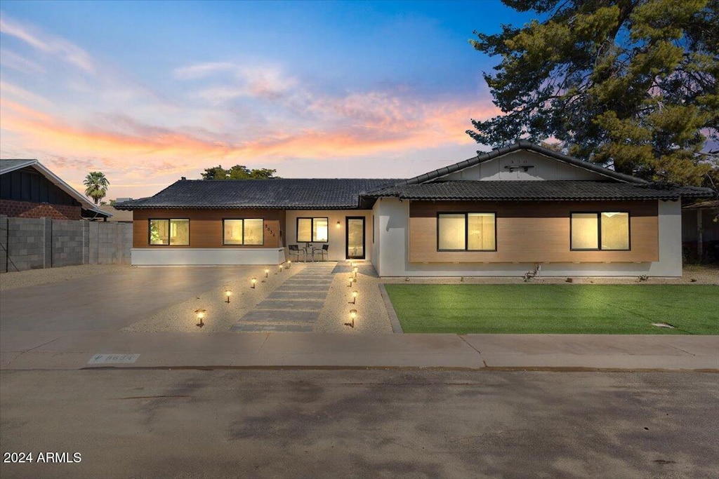 view of front of home featuring a lawn