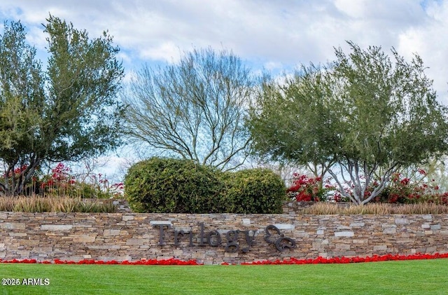 community sign featuring a lawn