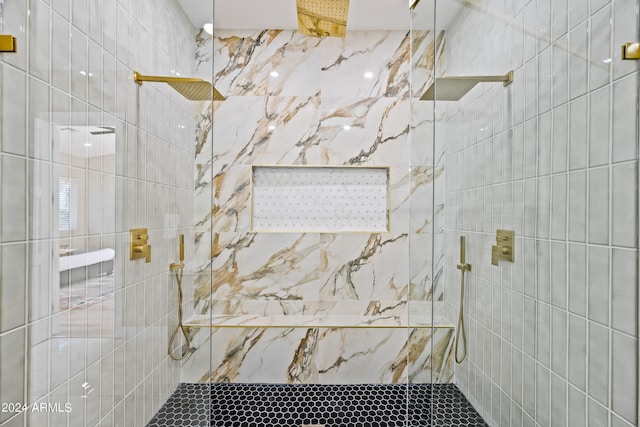 bathroom featuring a tile shower