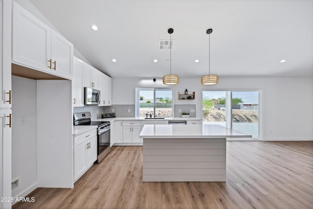 11509 W Langford Ct, Youngtown, AZ 85363 - kitchen featuring stainless steel appliances, a sink, light countertops, light wood-style floors, and recessed lighting