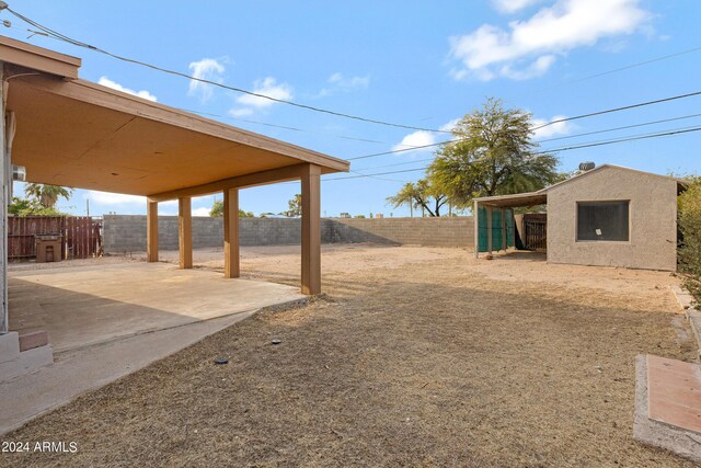 view of yard featuring a shed