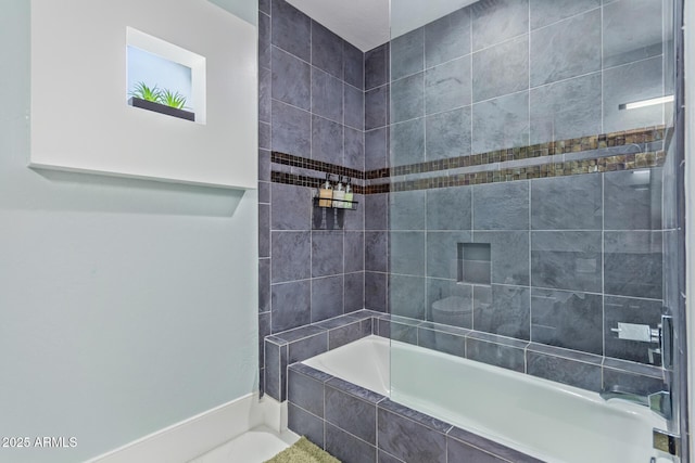 bathroom with tiled shower / bath combo