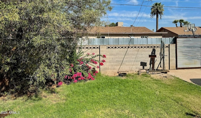 view of yard featuring fence