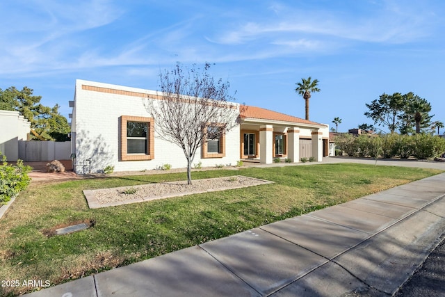 view of front facade featuring a front lawn