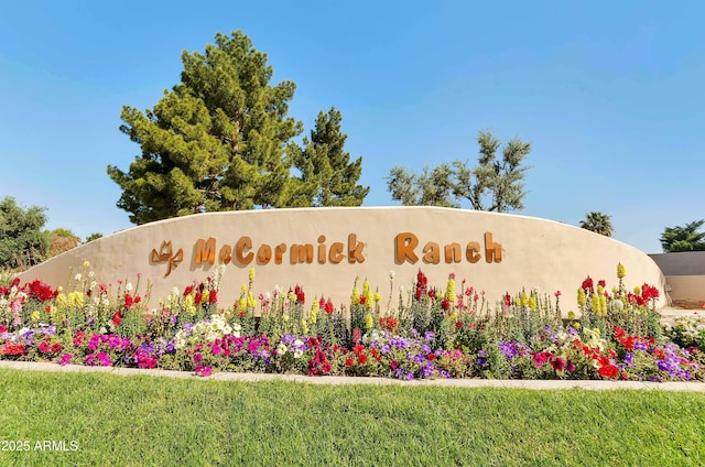 community / neighborhood sign featuring a yard