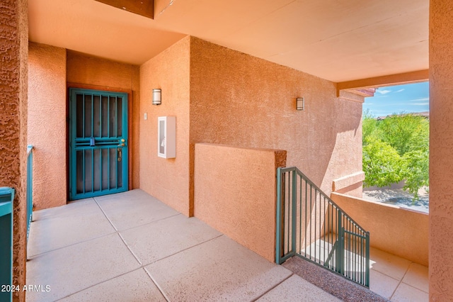 property entrance featuring a balcony