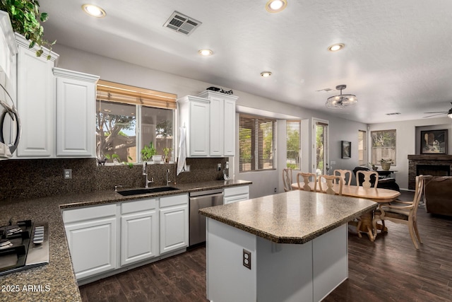 6862 W Honeysuckle Dr, Peoria, AZ 85383 - kitchen featuring stainless steel appliances, a sink, plenty of natural light, open floor plan, and recessed lighting