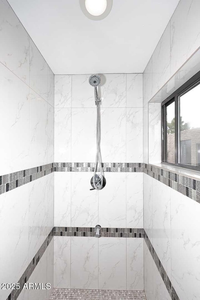 bathroom featuring tiled shower