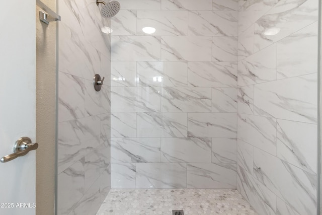 bathroom featuring tiled shower