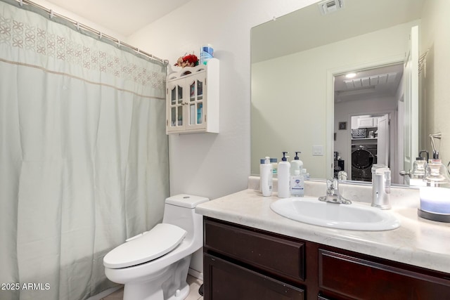 full bathroom featuring visible vents, toilet, washer / dryer, and vanity