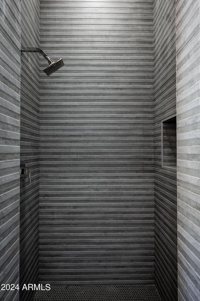 interior details with a tile shower