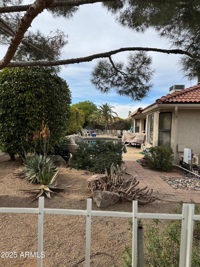 view of yard featuring a patio