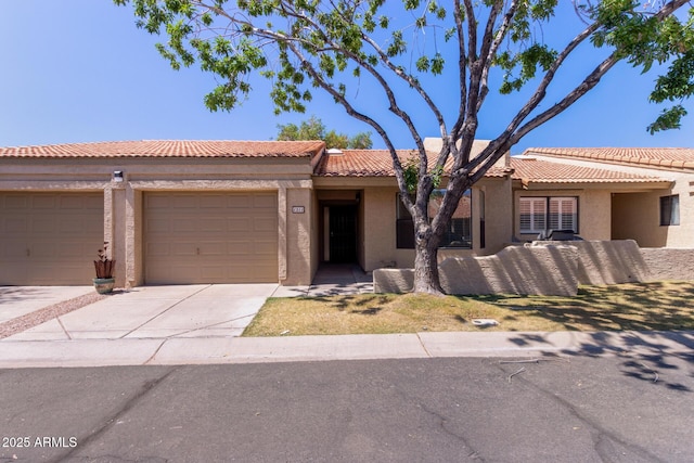 1021 S Greenfield Rd Unit 1211, Mesa, AZ 85206 - view of front of property with stucco siding, an attached garage, driveway, and a tiled roof