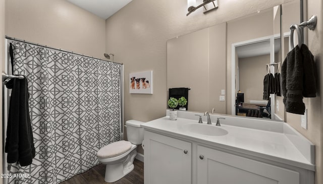 full bathroom featuring wood finished floors, a shower with shower curtain, vanity, and toilet