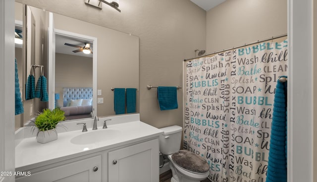 full bath featuring a ceiling fan, a shower with shower curtain, vanity, and toilet