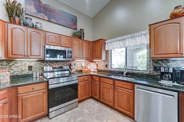 2101 S Meridian Rd Unit 250, Apache Junction, AZ 85120 - kitchen featuring appliances with stainless steel finishes, a sink, decorative backsplash, dark stone countertops, and vaulted ceiling