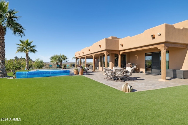 view of yard featuring a patio area