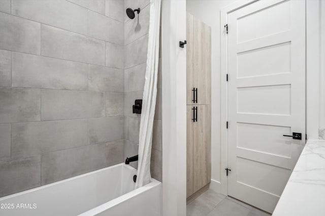 bathroom featuring shower / bath combo with shower curtain